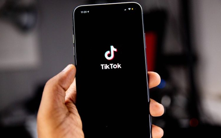 illustration How to Use TikTok Live to Connect with Your Audience (Unsplash/Sollen feyisia)